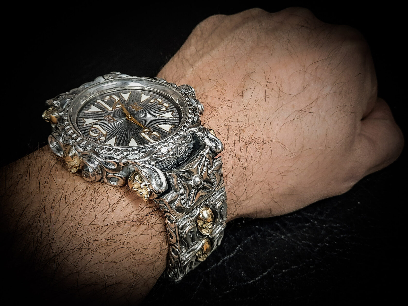 массивные часы из серебра, дорогие мужские часы, серебряные часы для мужчин.