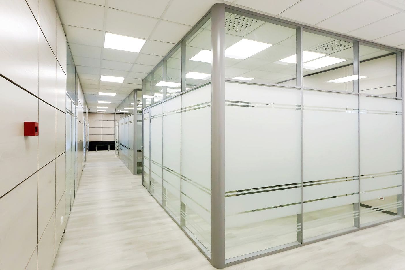 Стационарные перегородки. Фристайл технолоджи алюминиевые перегородки. Офисная перегородка diema. Стеклянные перегородки алютех. Стационарные офисные перегородки.