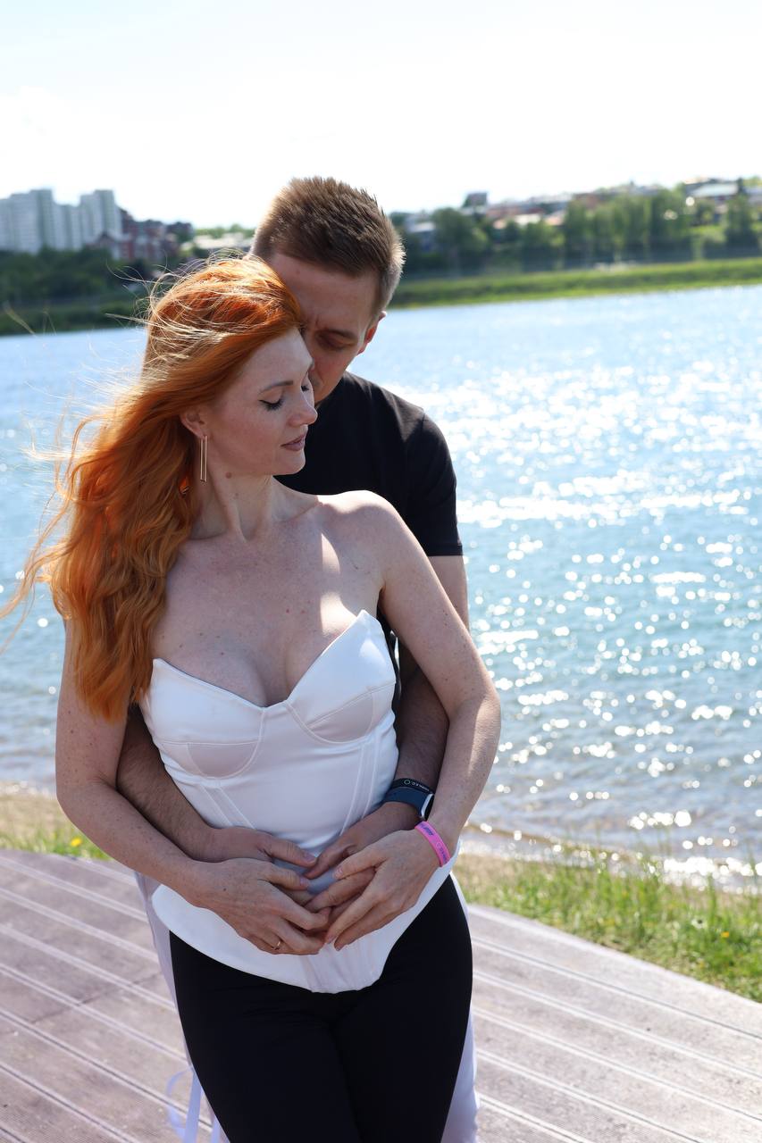 Олеся и Сергей у воды