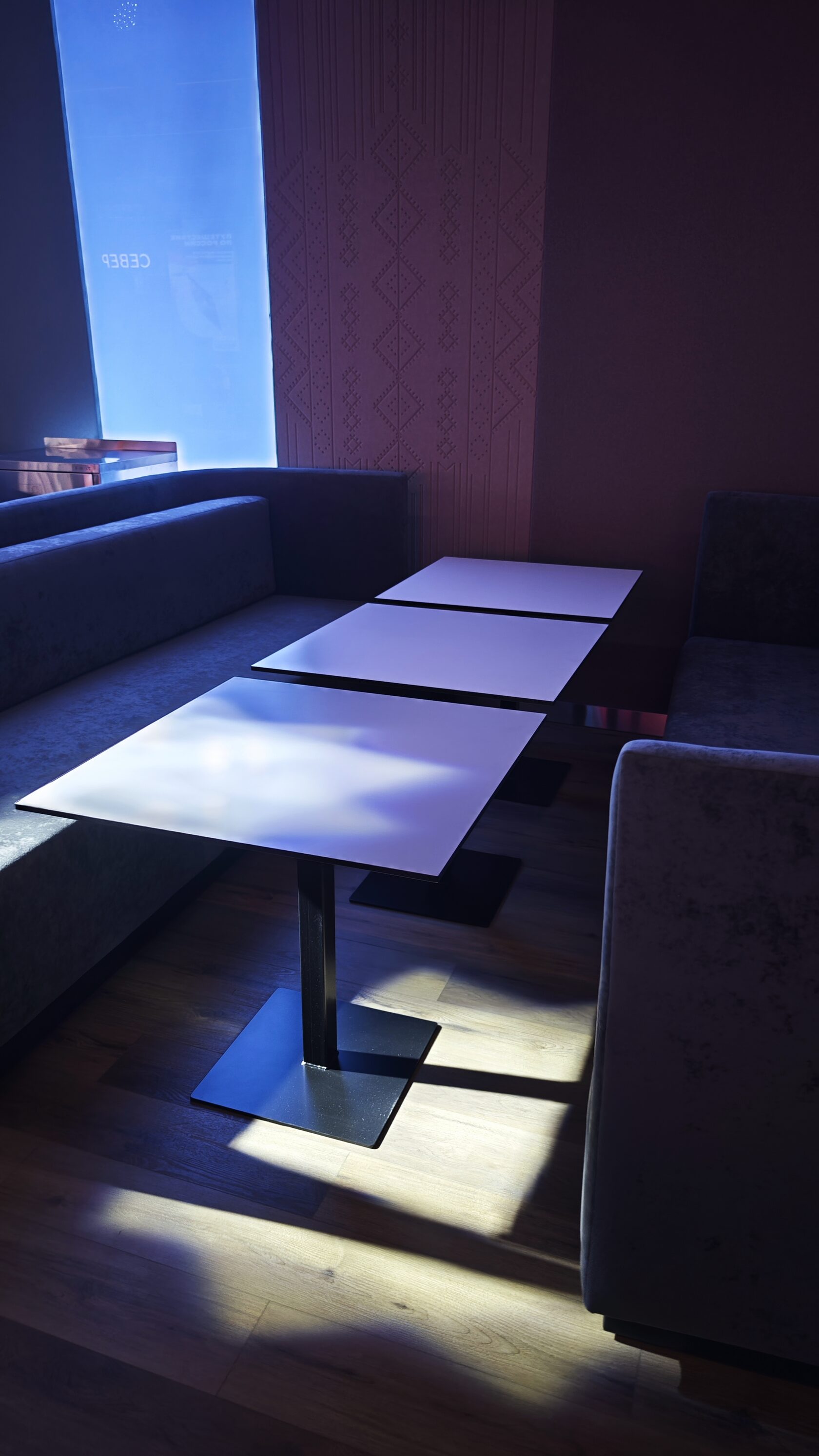Прямоугольные столы LoFTable на чёрных подстольях в зоне фудкорта