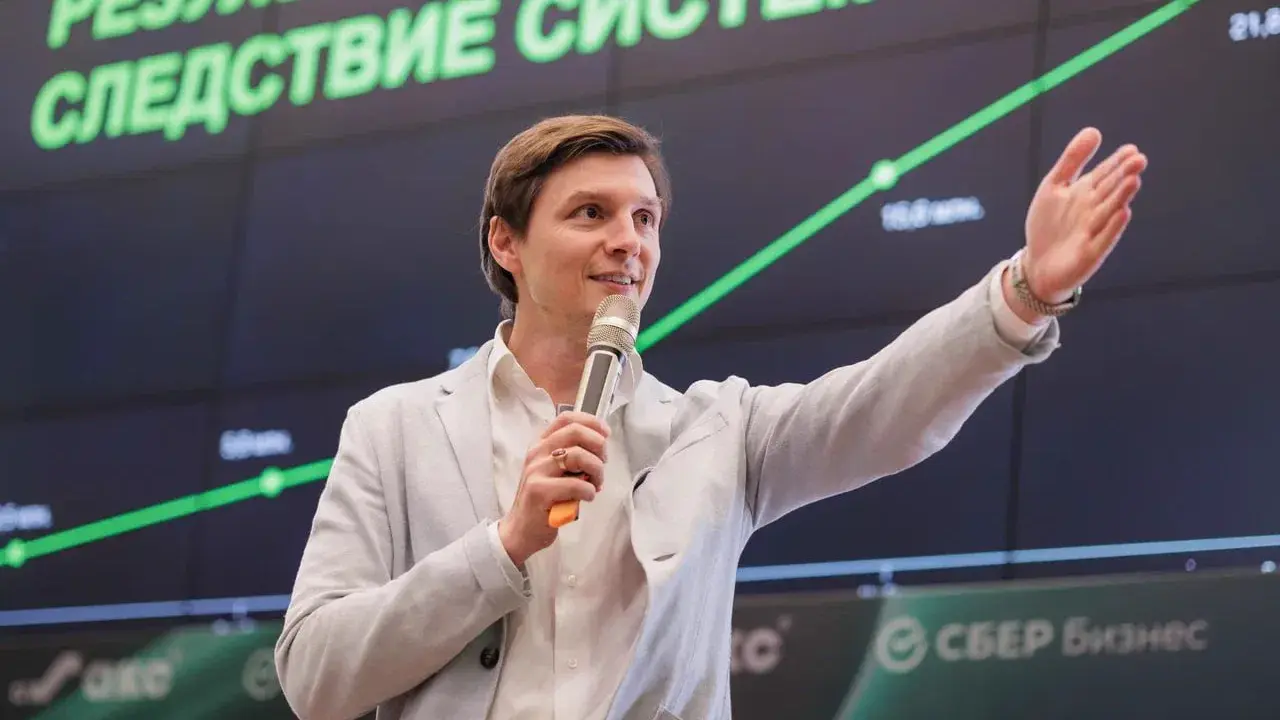 Дмитрий Ковпак выступает на деловом мероприятии для предпринимателей