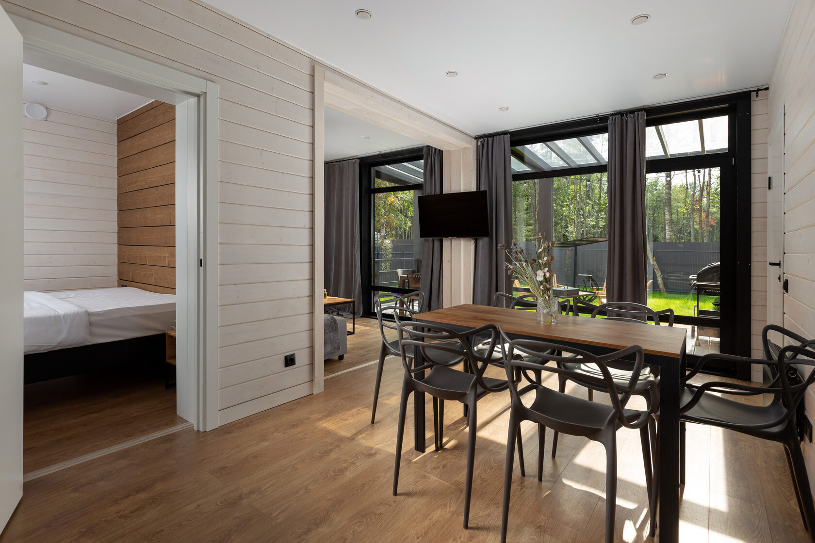 Обеденный стол в гостиной 