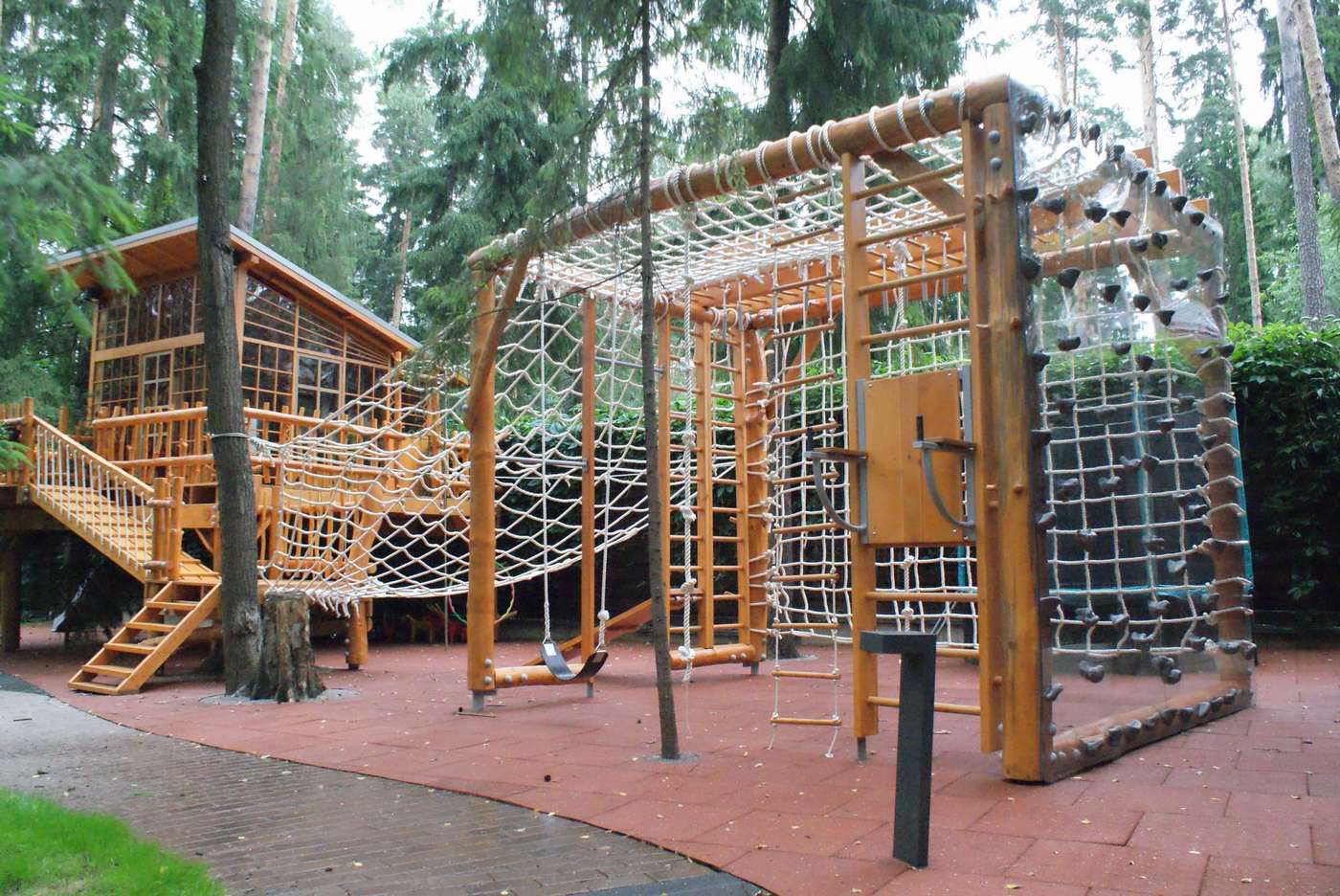 Деревянный домик для игр