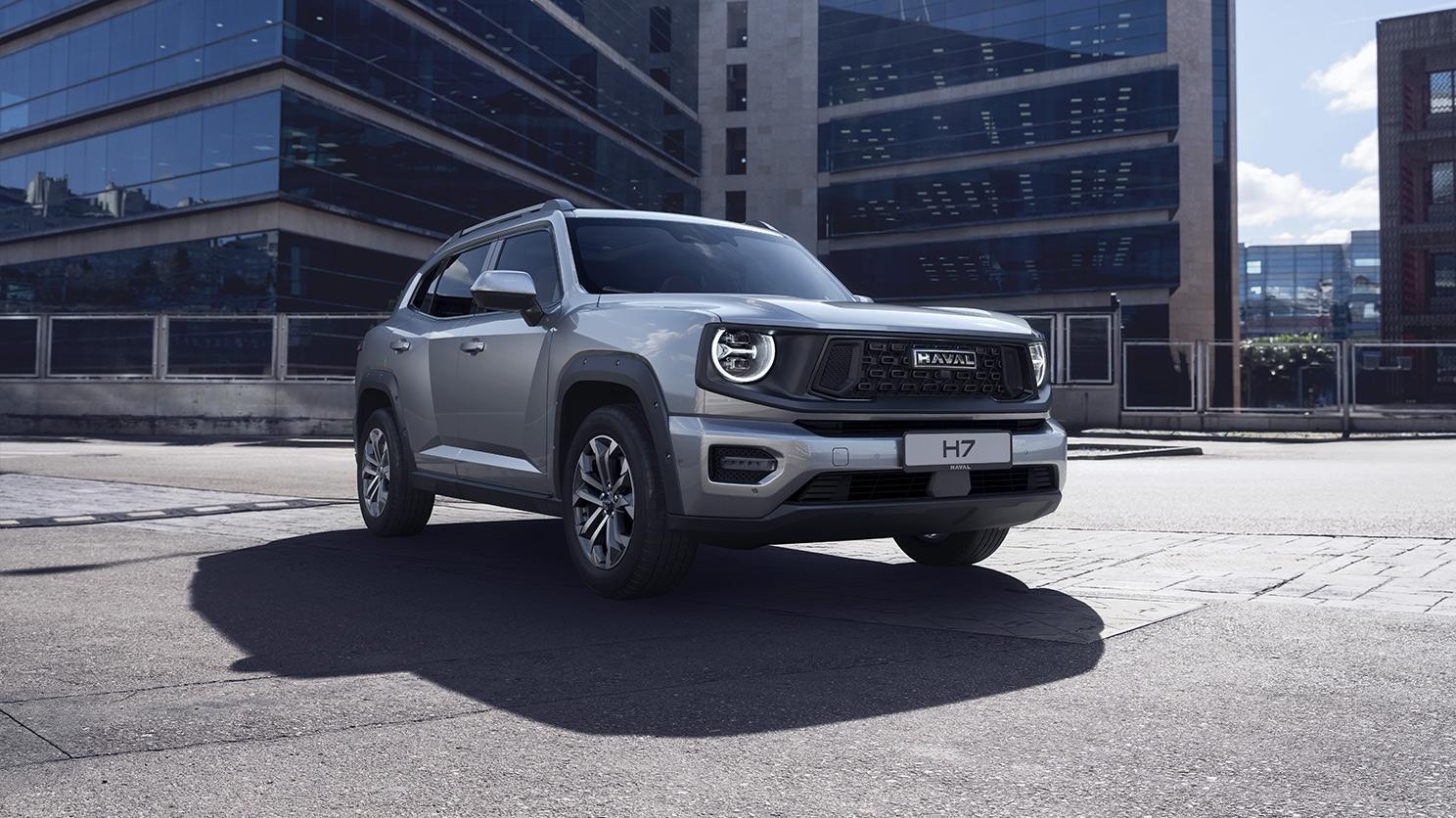Официальное изображение HAVAL H7 на городском фоне