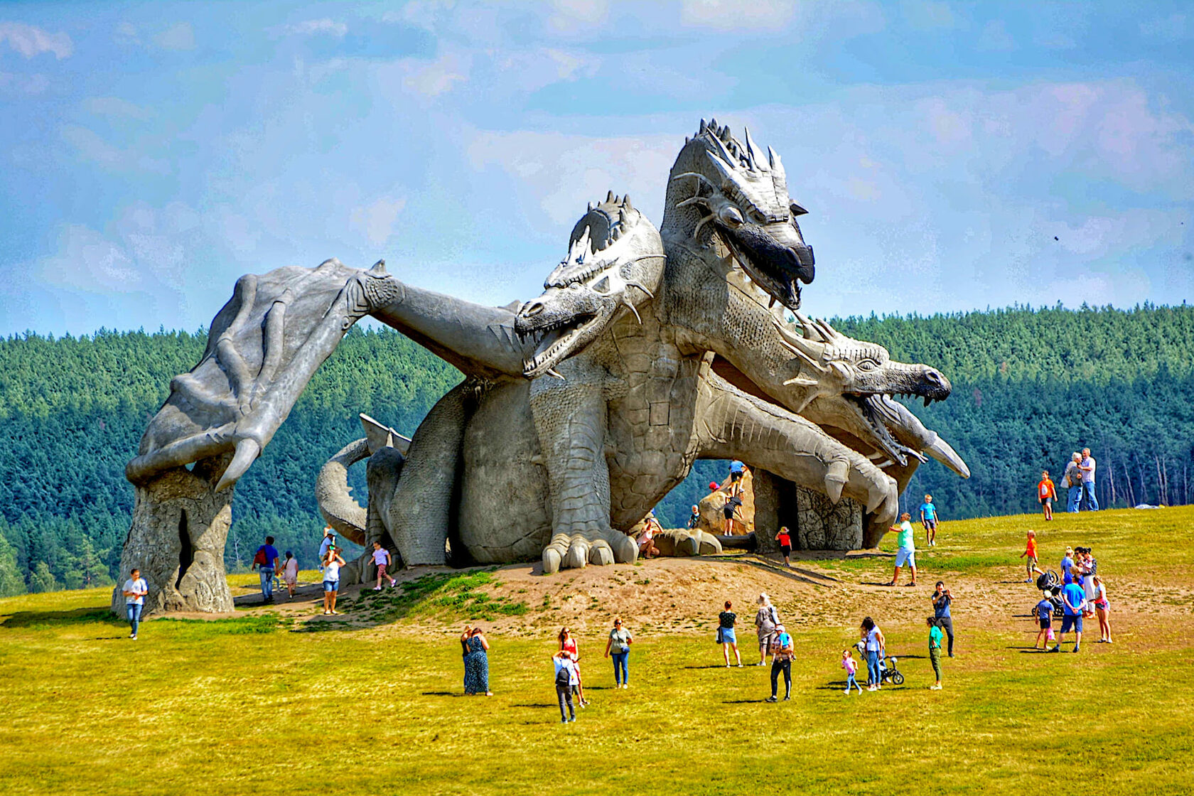 Скульптура дракона из архитектурного бетона в сафари-парке «Кудыкина Гора»