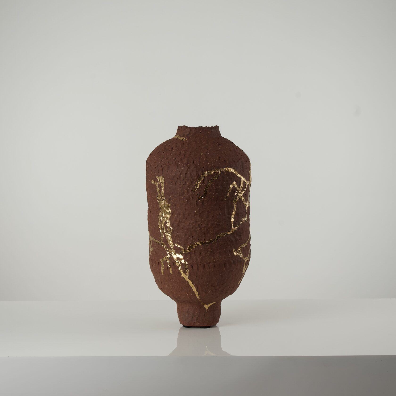 коричневая ваза ручной работы с элементами золота для интерьера