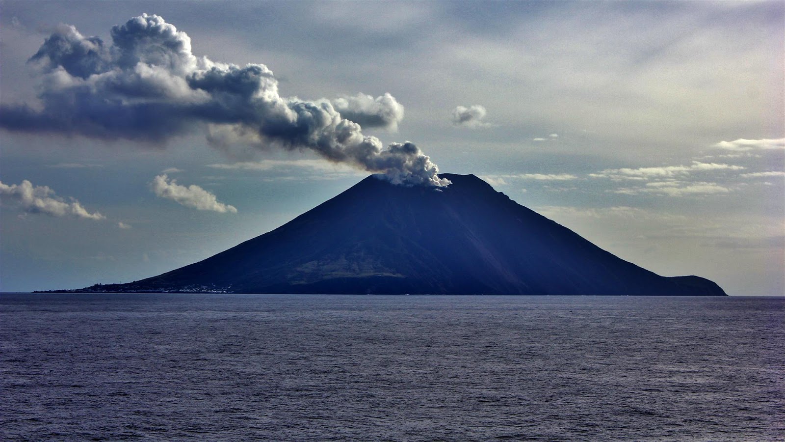 Volcano island. Стромболи вулкан. Остров Стромболи. Остров вулкан Стромболи. Вулкан Стромболи в Италии.
