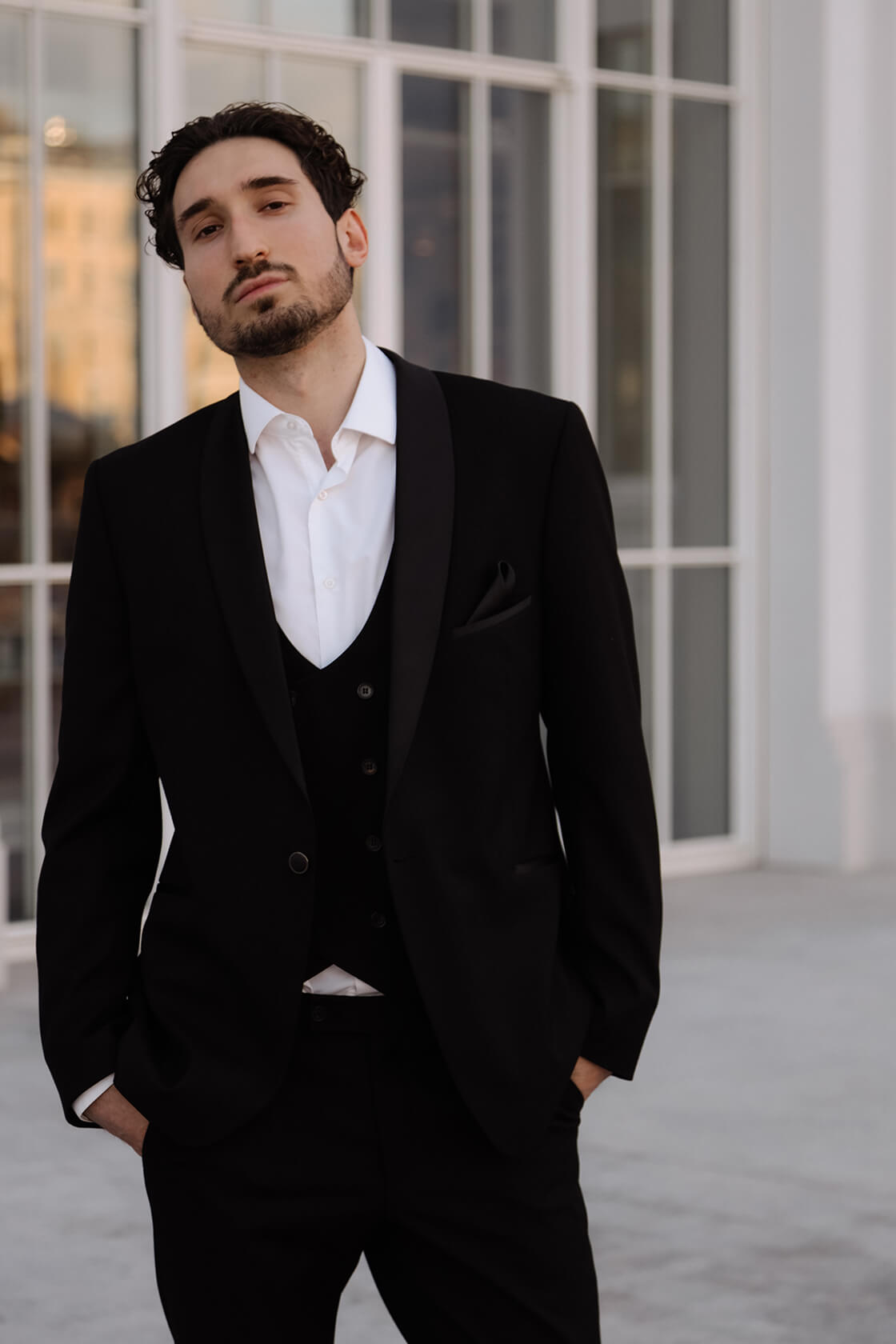 Мужчина в черном смокинге