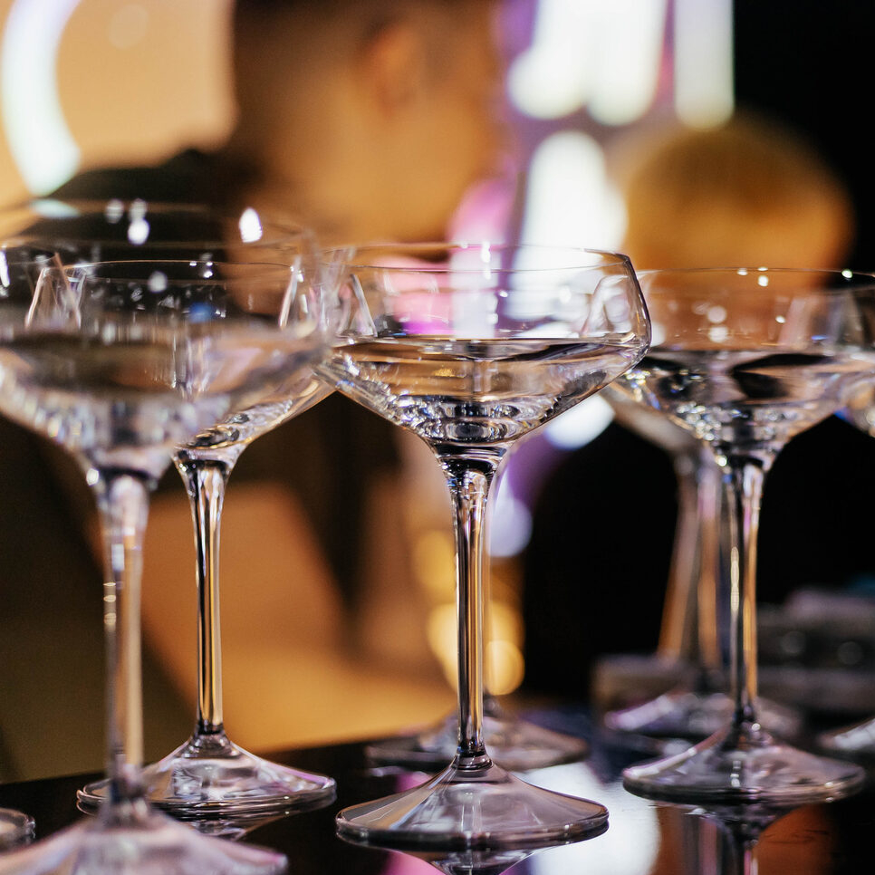 Чайковского 36 бар. Интерьер в стиле паба. Необычные барные стойки. Советская 176б рок бар. Министерство бар.