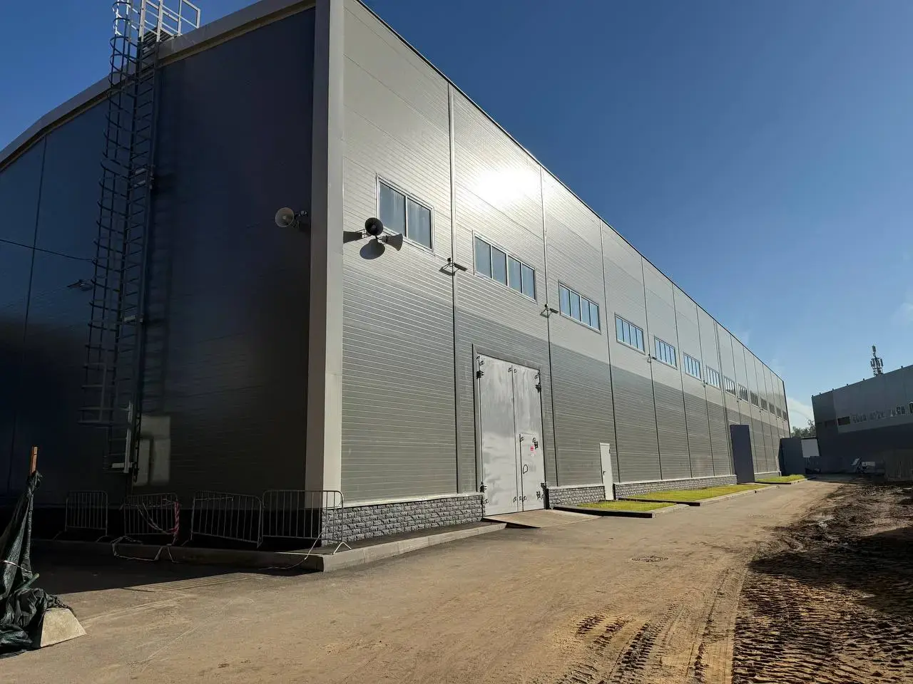 Готовый промышленный корпус 18х82х14 м из сэндвич-панелей