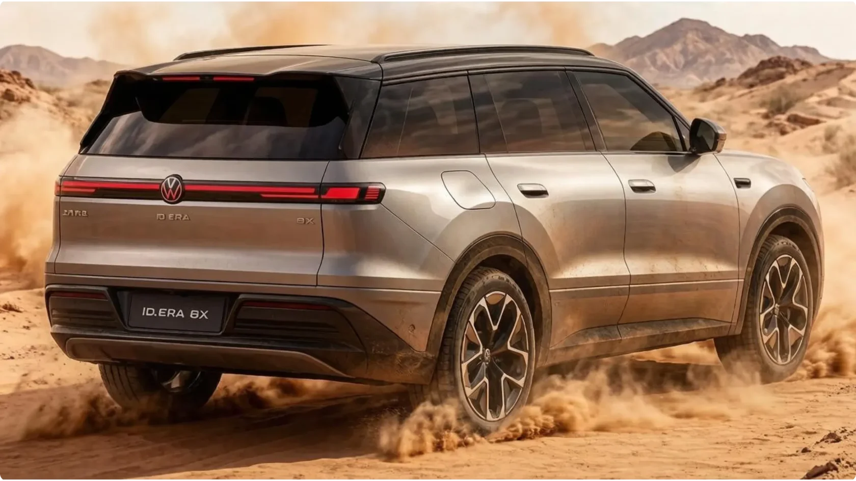 Volkswagen ID. Era 8X в серебристом цвете с черной крышей в движении по пустыне, вид сзади сбоку: светодиодная полоса, полускрытые ручки и темные диски.
