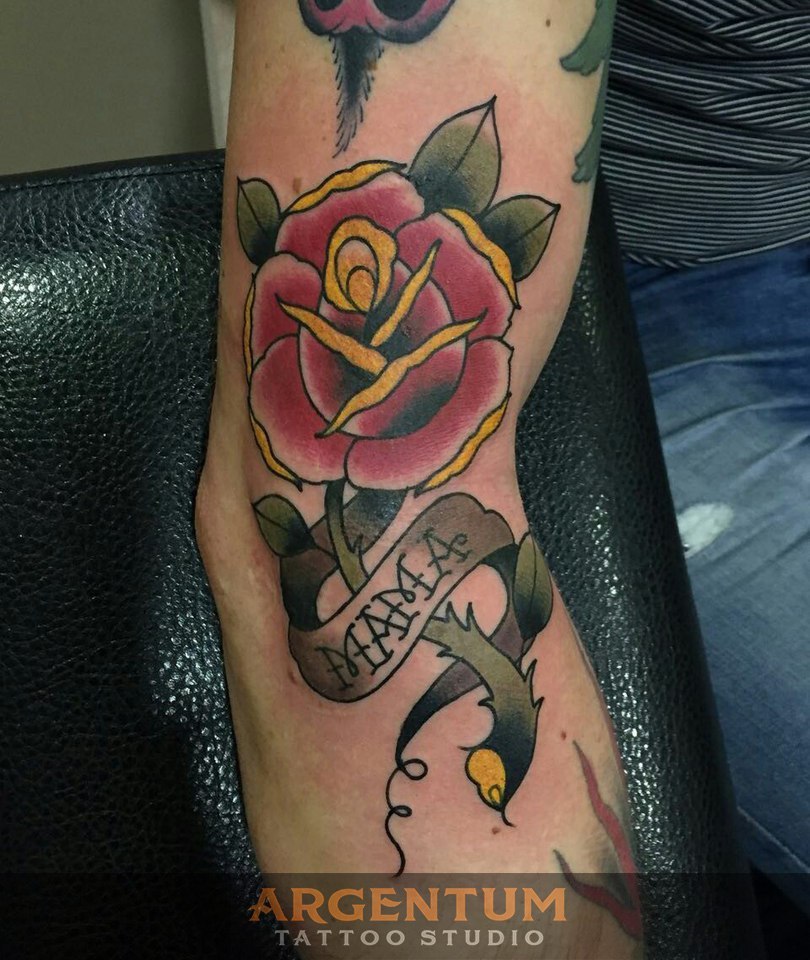 Роза на плече татуировка в цветном реализме