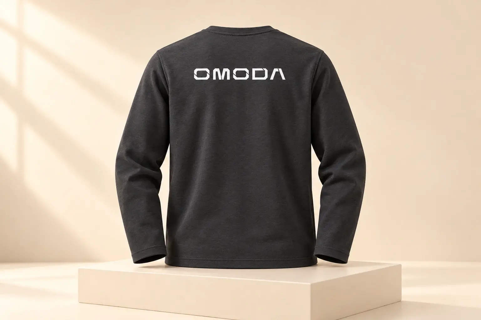 Лонгслив OMODA, графитовый — вид со спины — пошив корпоративного мерча СТЕЖ