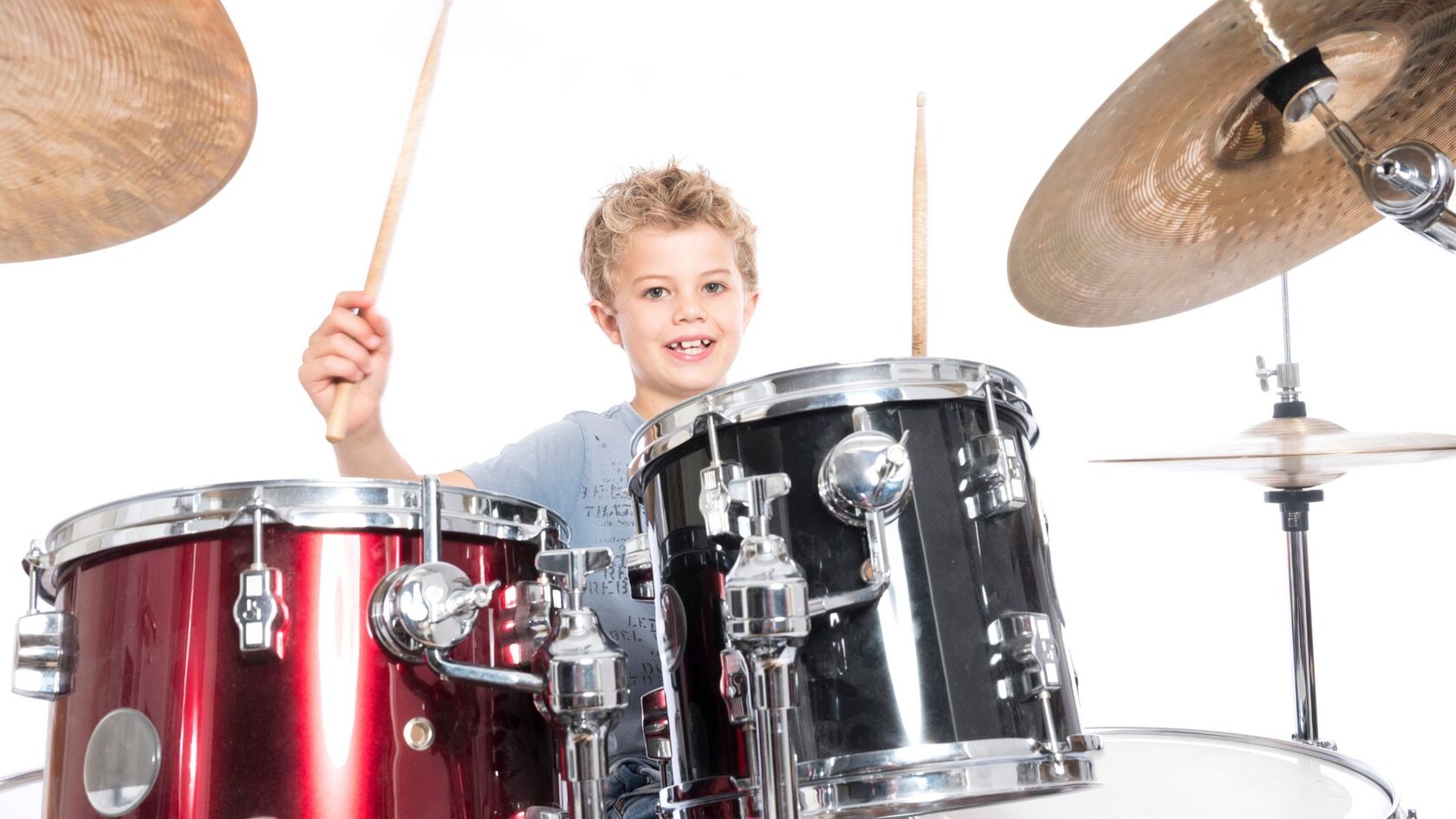 Ребёнок играет на барабанной установке