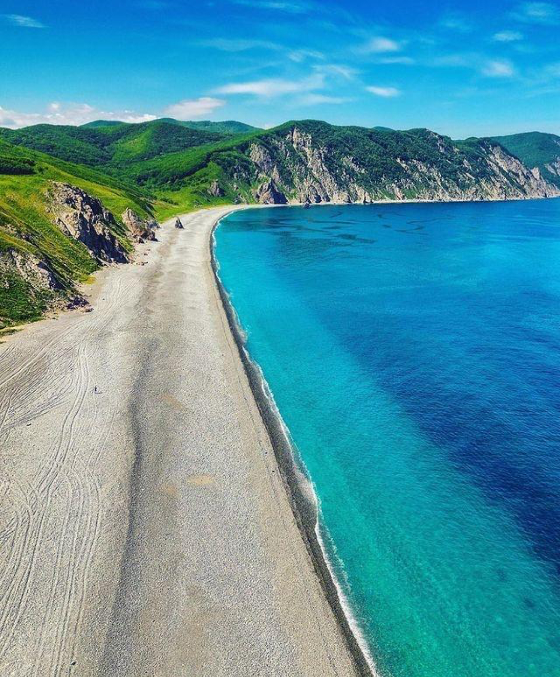 Панорамный вид на пляж с белым песком и чистой водой