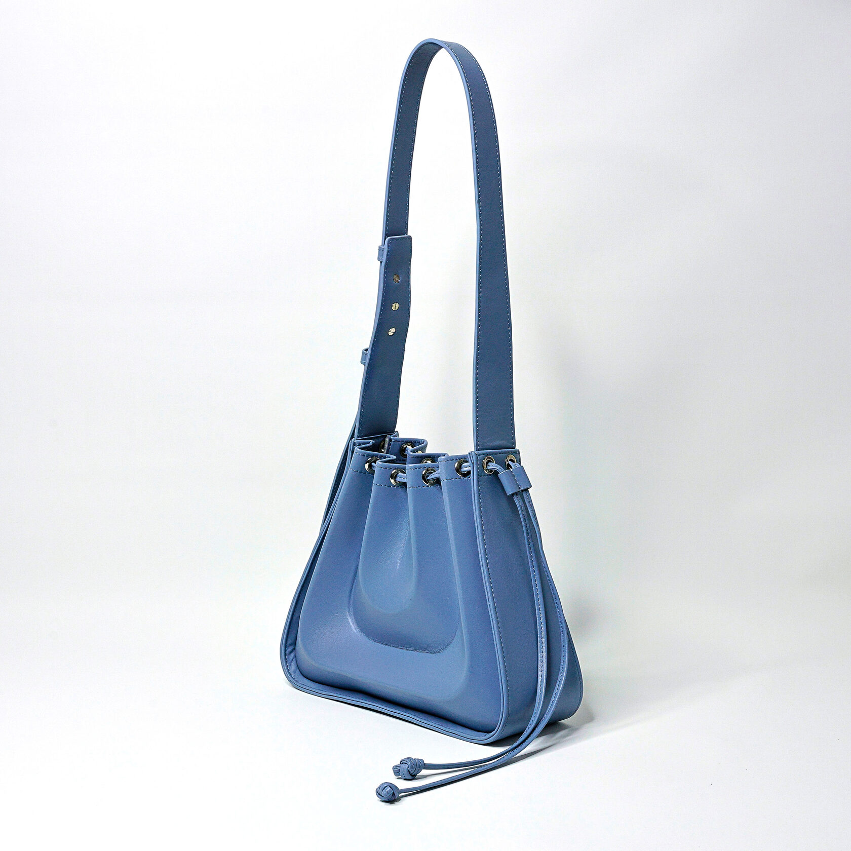 дизайнерская сумка Drift архитектурной формы серо-голубого цвета из натуральной кожи