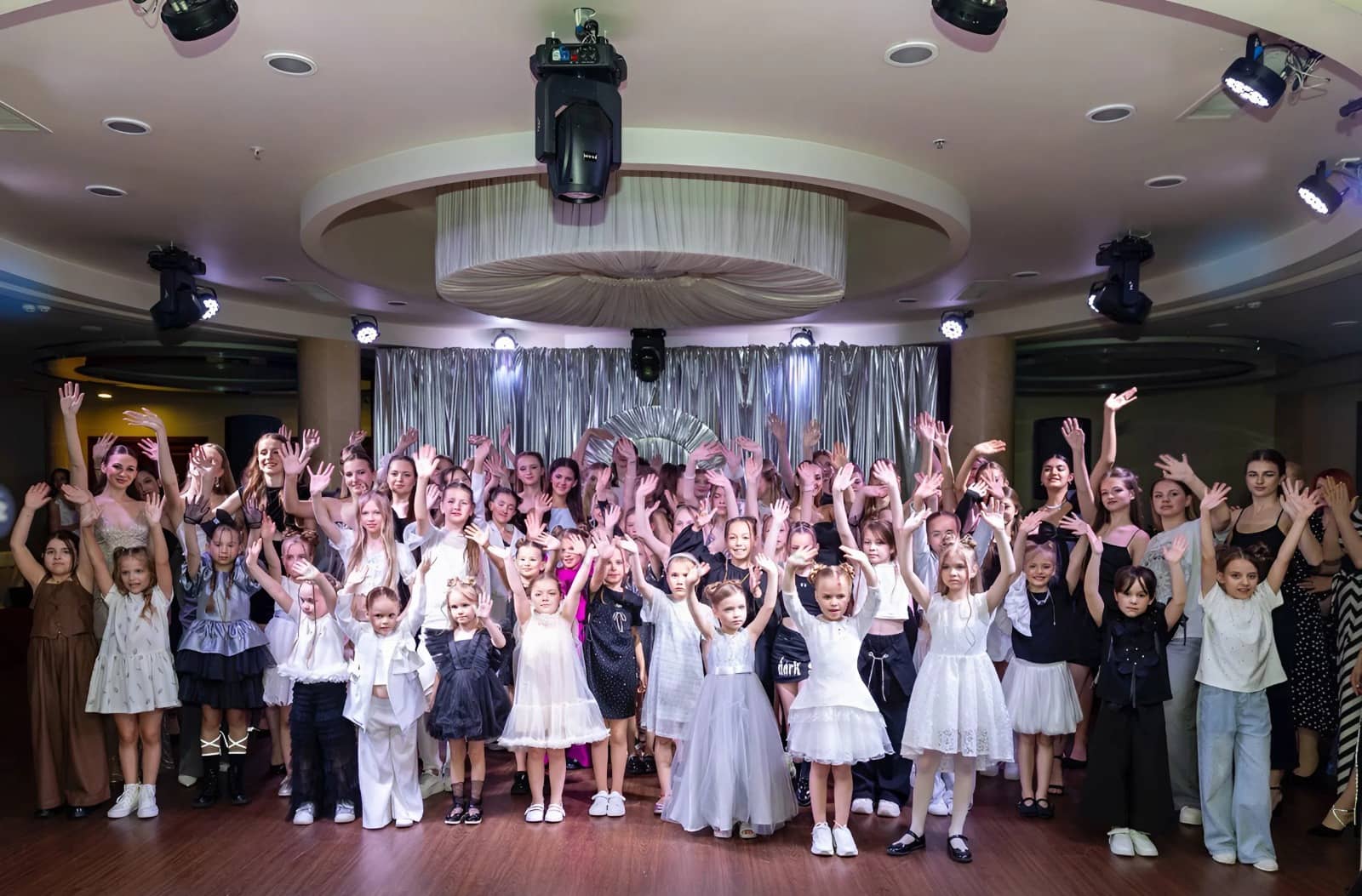 девушка-модель в красном платье