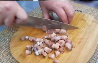 Приготовление салата из вареной свеклы и селедки: шаг 6