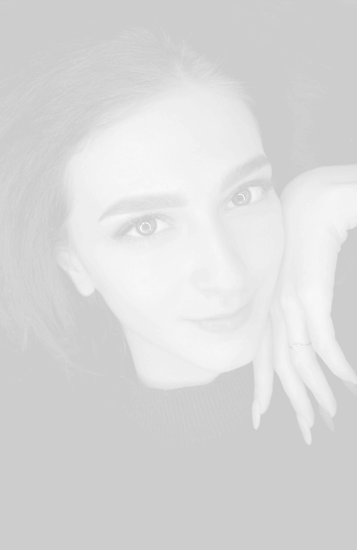 Девушка с рукой у лица и яркими бровями