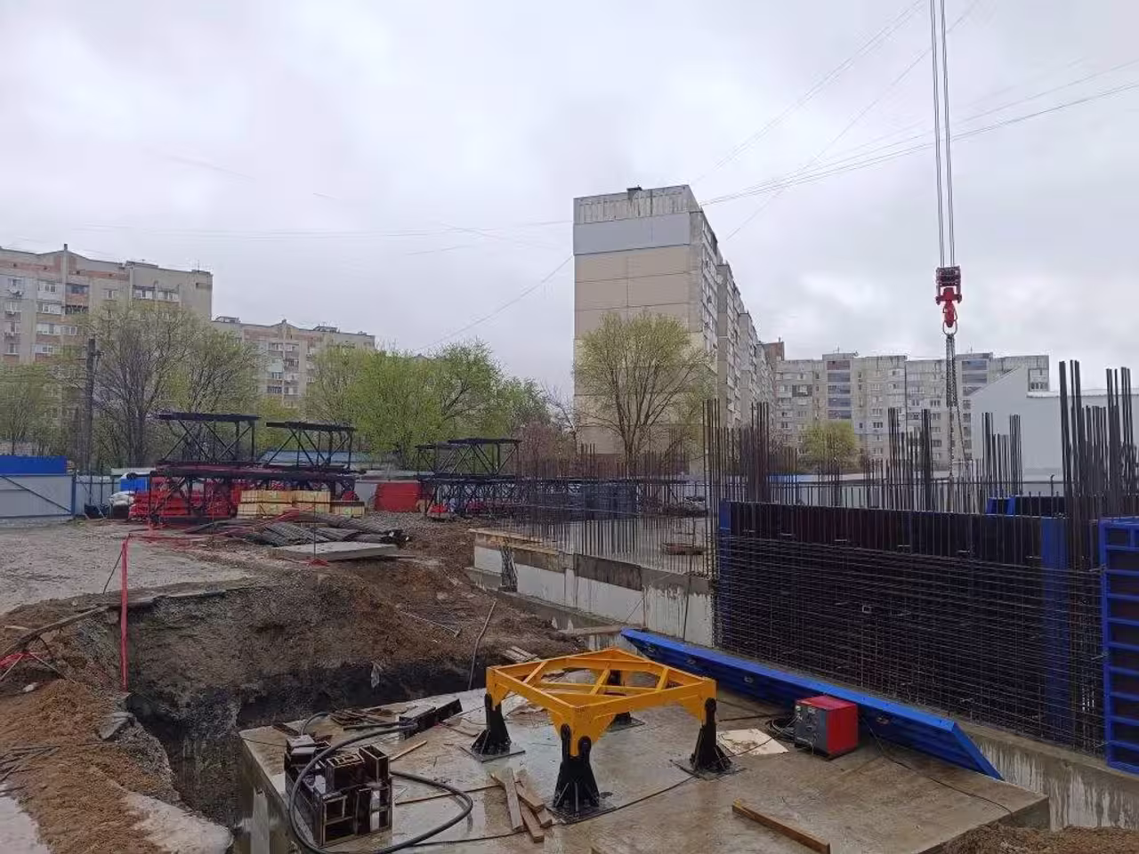 Апрель