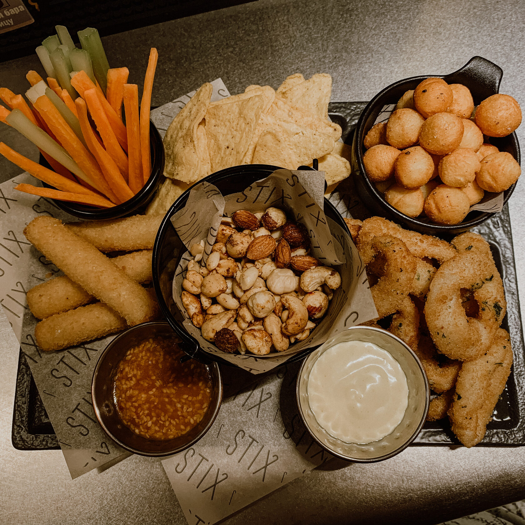 парень с пивом. самый большой пивной магазин. пивной человек. большой пивной магазин. пивной сет по паназиатски.