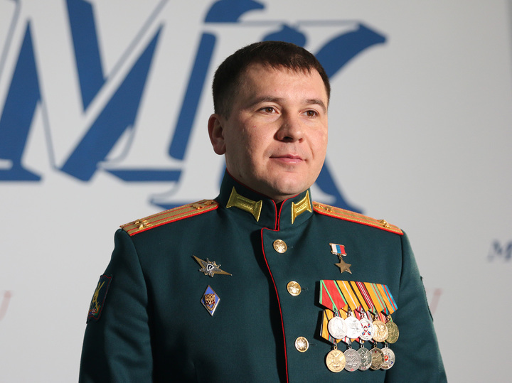 С сослуживцами