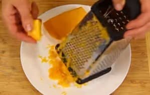 Приготовление оладий с тыквой на кефире: шаг 1