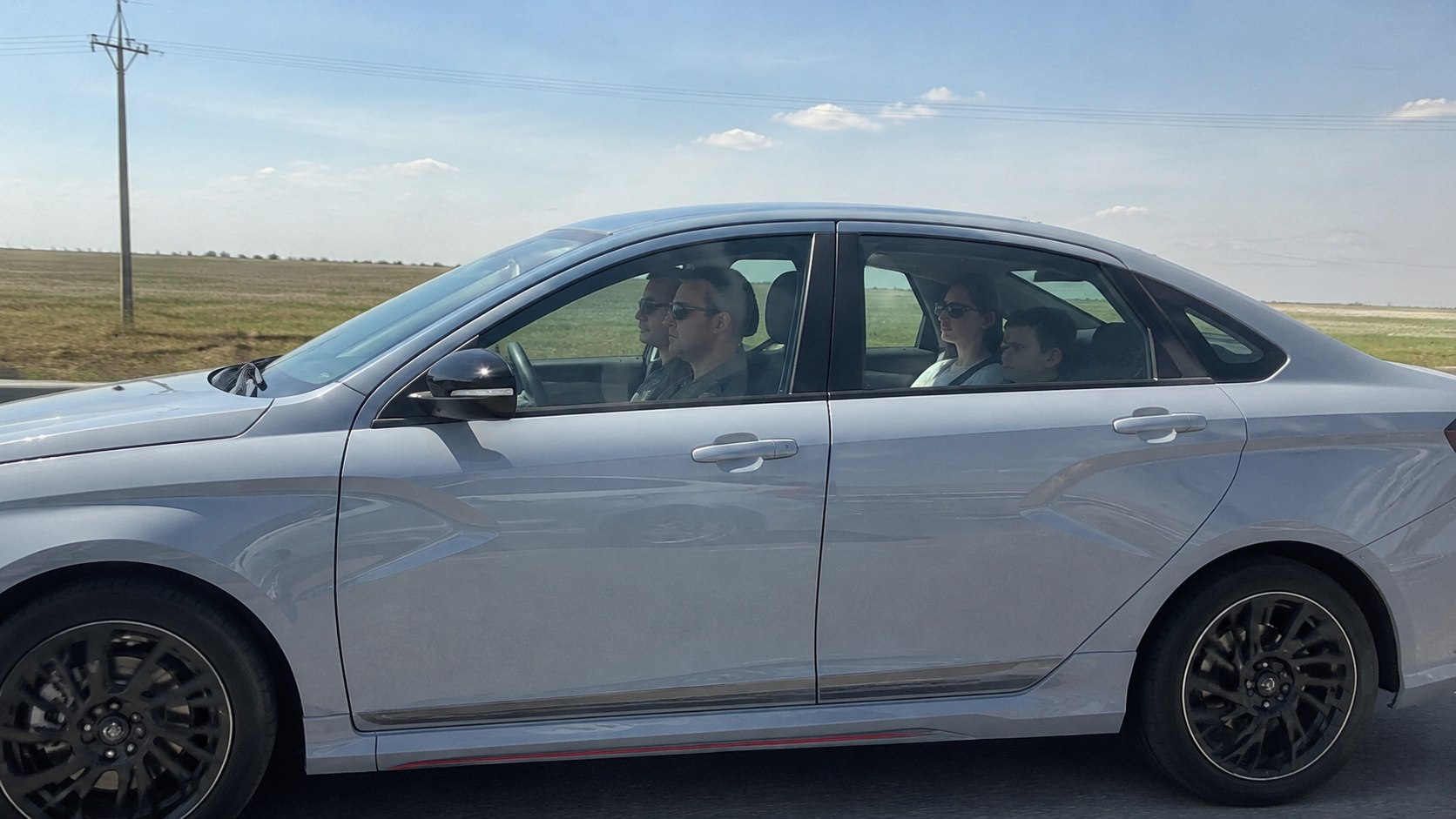 Люди едут в Lada Vesta Sport по краснодарской трассе
