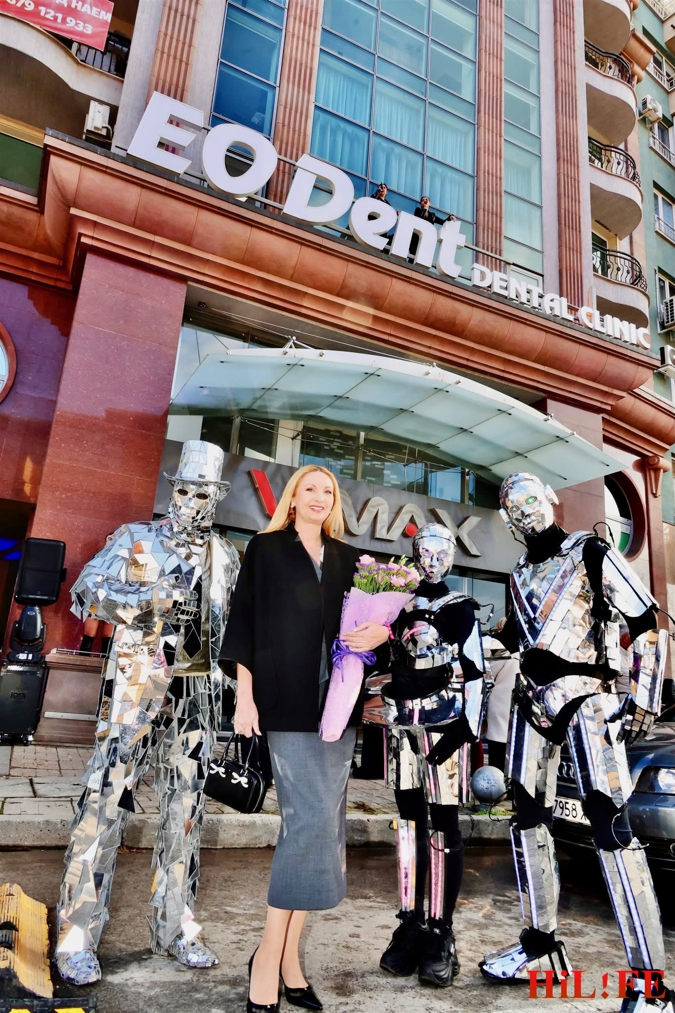 Йордана Димитрова с участници, облечени като роботи, на откриването на EO Dent