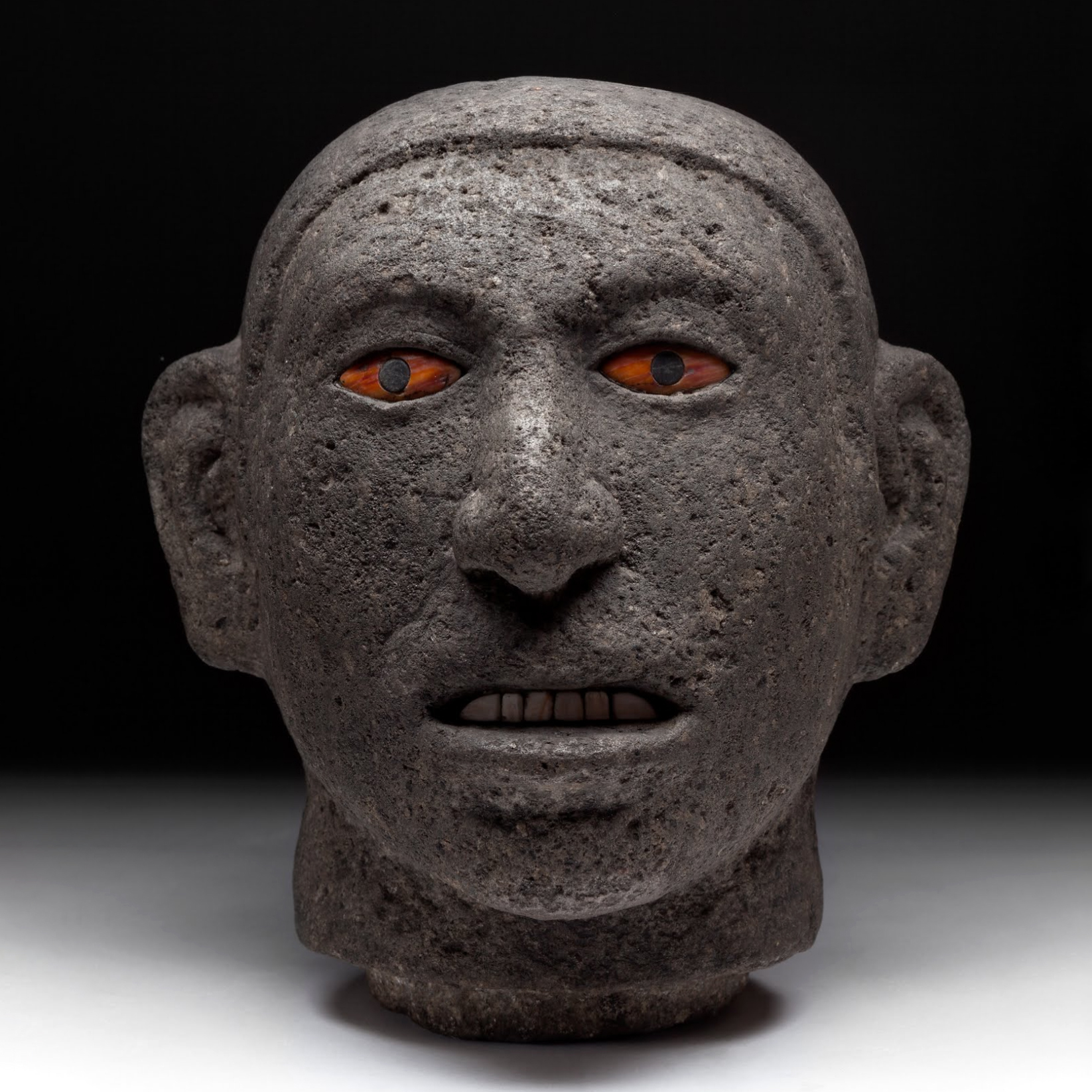 Голова человека, опьяненного пульке (?). Мексика, 1325-1521 гг. н.э. Коллекция Museo Nacional de Antropología, Mexico.