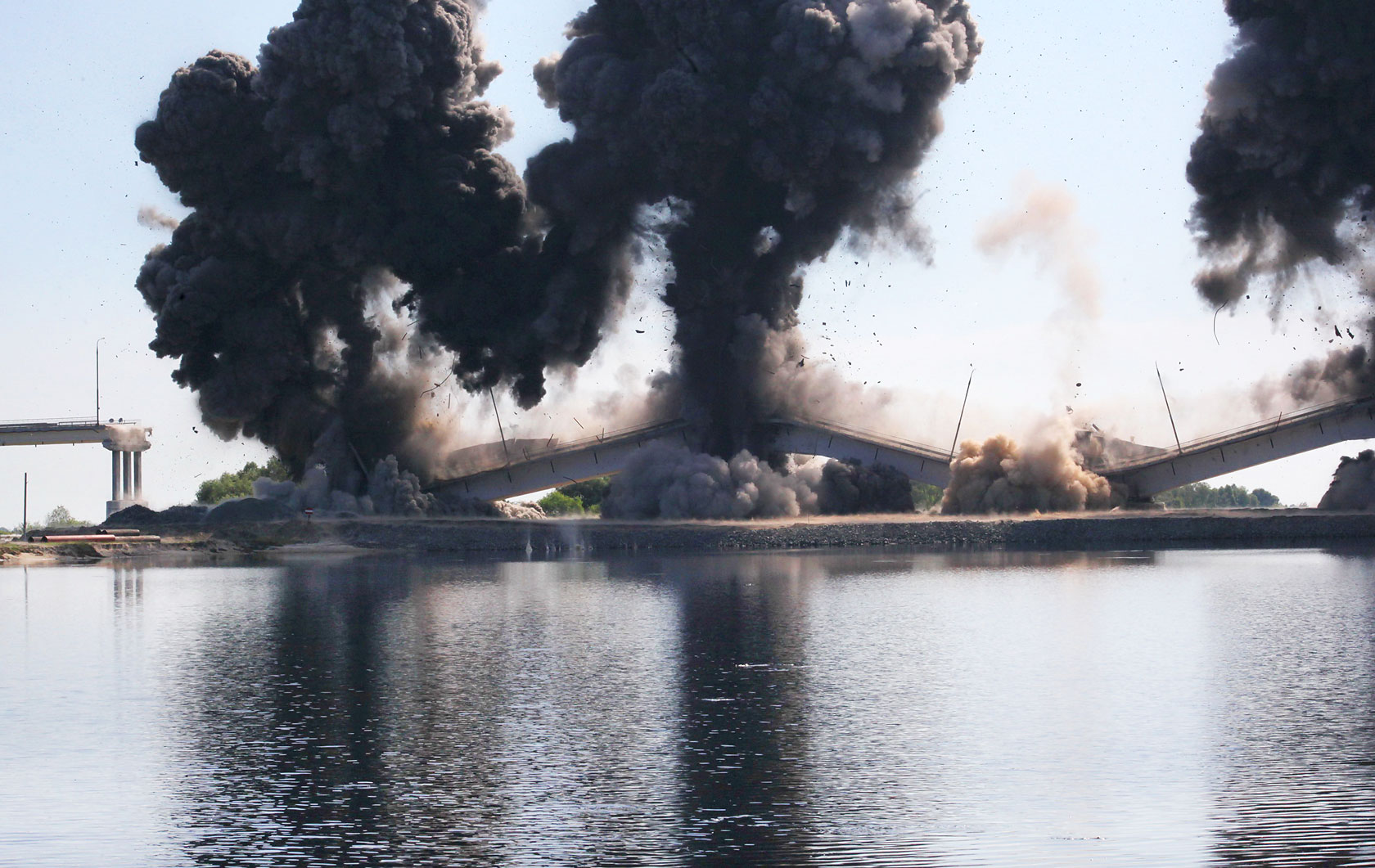 Мост в черкассах через днепр. Обстрел антоновского моста в херсоне. Херсонский мост 1941. Почему не бомбят мосты через днепр. 1943 мост днепропетровск.