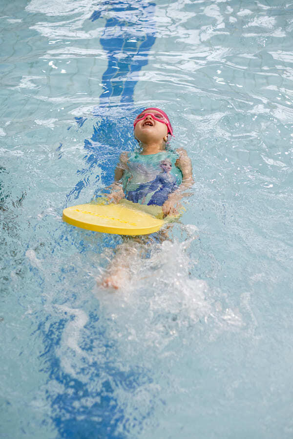 Обучение плаванию детей дошкольного возраста индивидуально или группа в бассейне Москвы. Как научить плавать ребенка 3, 4, 5, 6 лет в бассейне картинка.