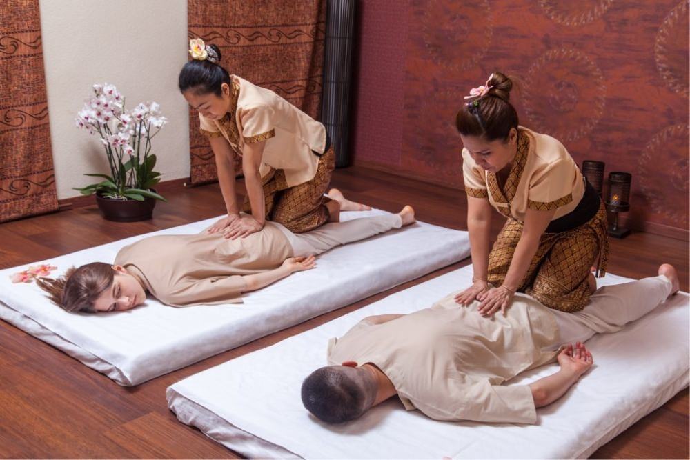 Traditional massage. Тайский массаж. Традиционный тайский массаж. Тайских традиционый массаж. Классический тайский массаж.