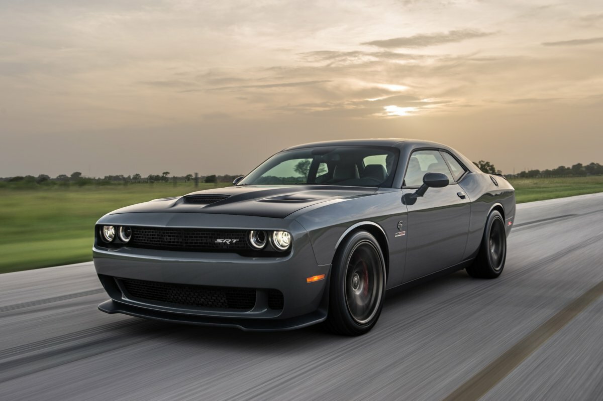 Dodge Challenger Hellcat серый