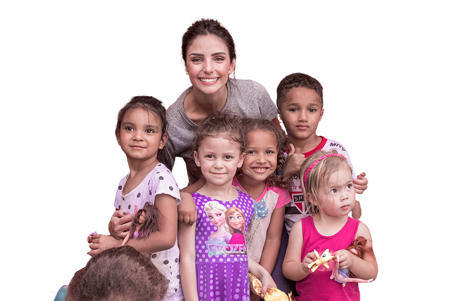 Carol célico com grupo de crianças