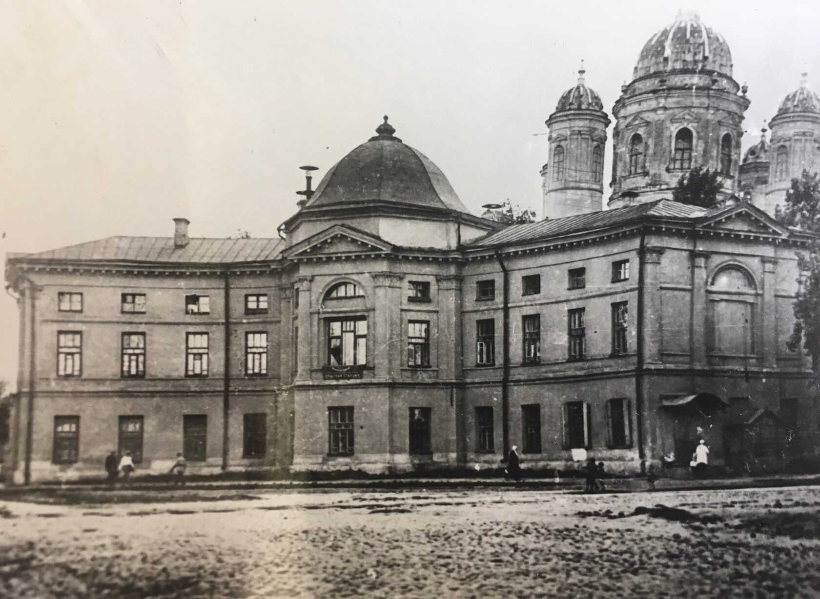 Фото – arsvo.ru. Монастырская библиотека в ограде Митрофановского монастыря. Архитектурный памятник XVIII в. Архитектор Гваренги. 1916 г.