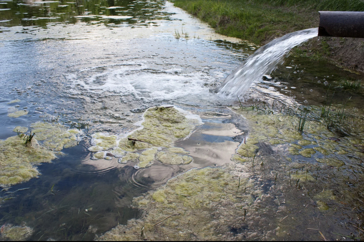 Слив воды из бочки