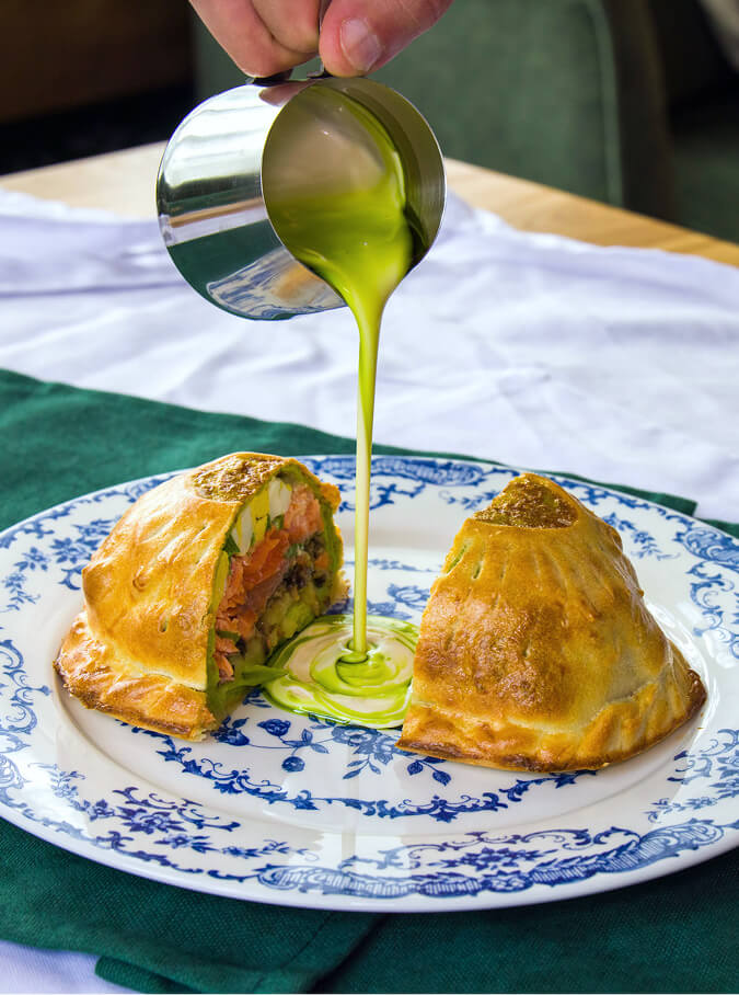 Путеводитель по Челябинску | Ресторан «Усадьба Рябининых», озерник — уральский закрытый пирог с запеченной целиком рыбой