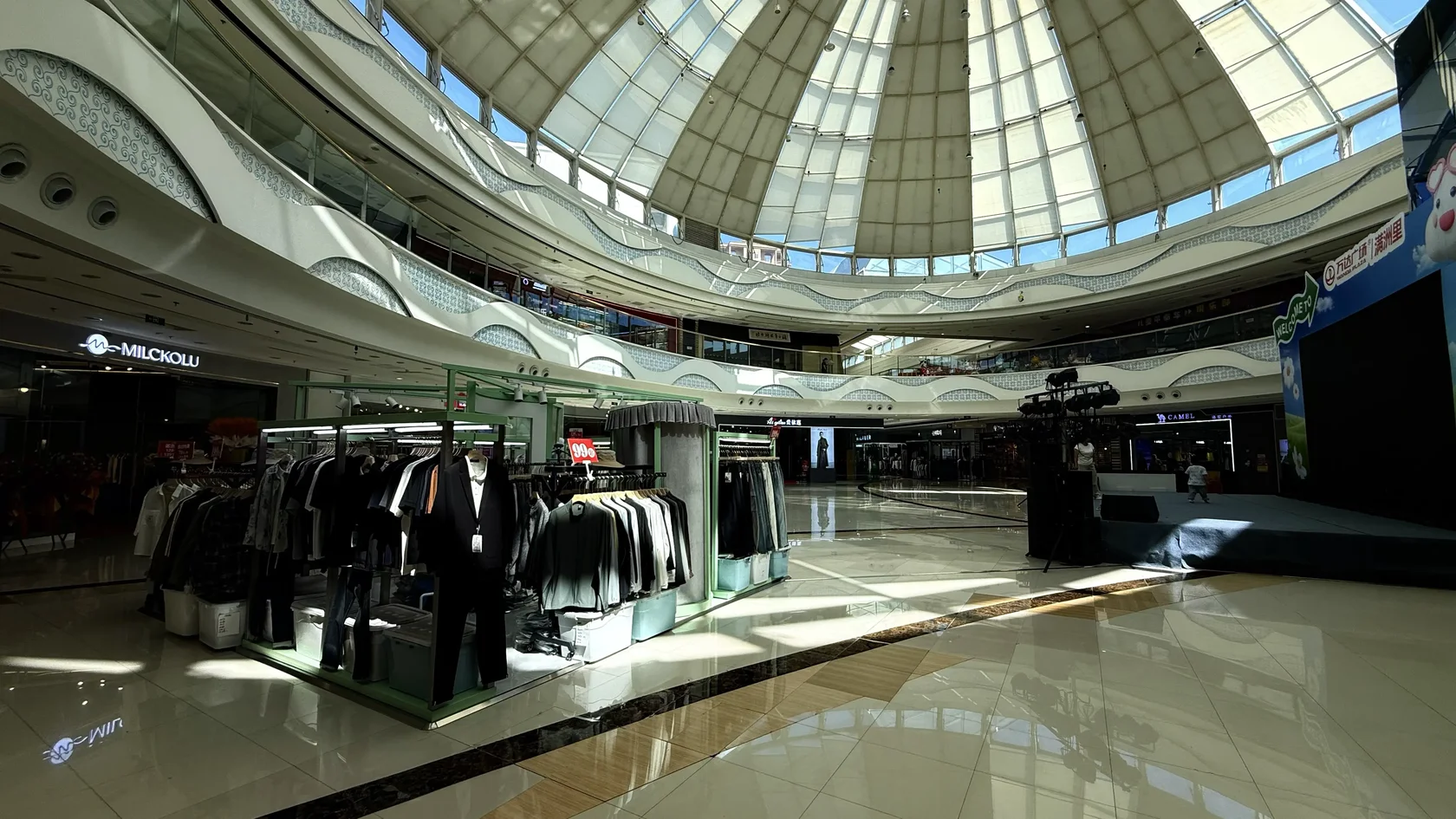 Атриум на первом этаже Wanda Plaza в Маньчжурии