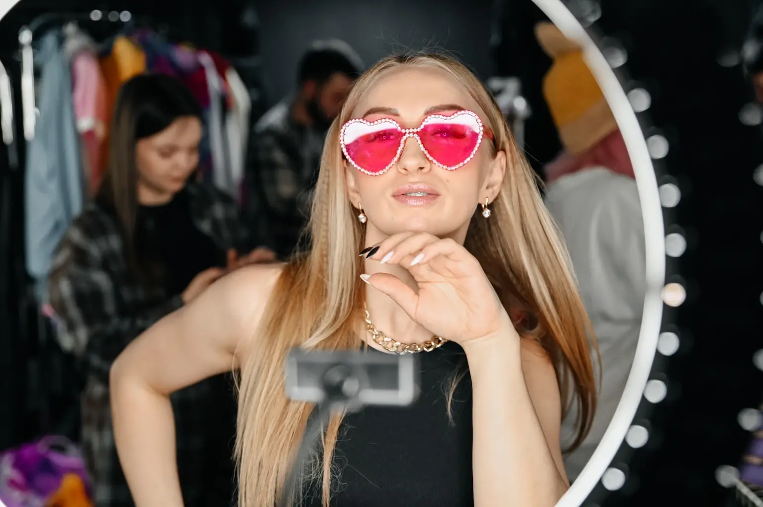 Анастасия Панявина в розовых очках