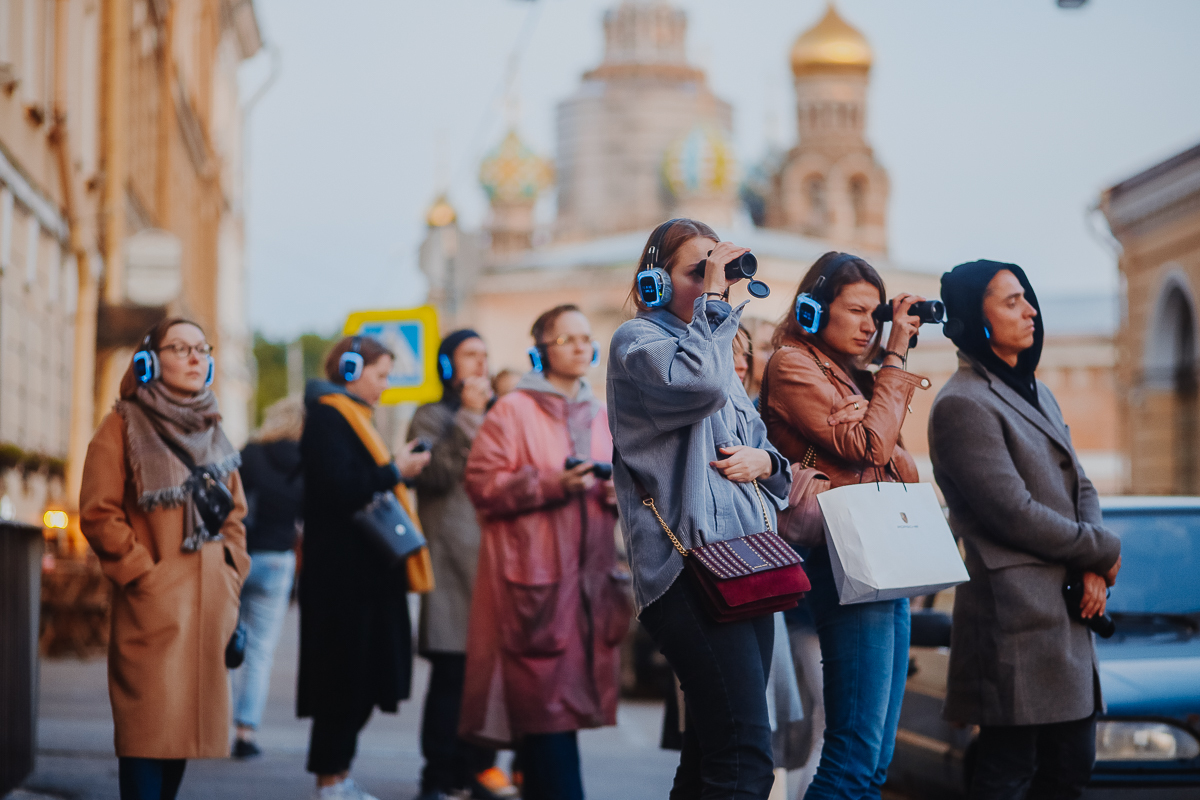 Иммерсивный спектакль спб. Somnum иммерсивный спектакль. Спектакль-променад "вечное Возвращение". Somnum спектакль СПБ. ЭМЕРСИВНАЯ экскурсия по Москве в синих мантиях.