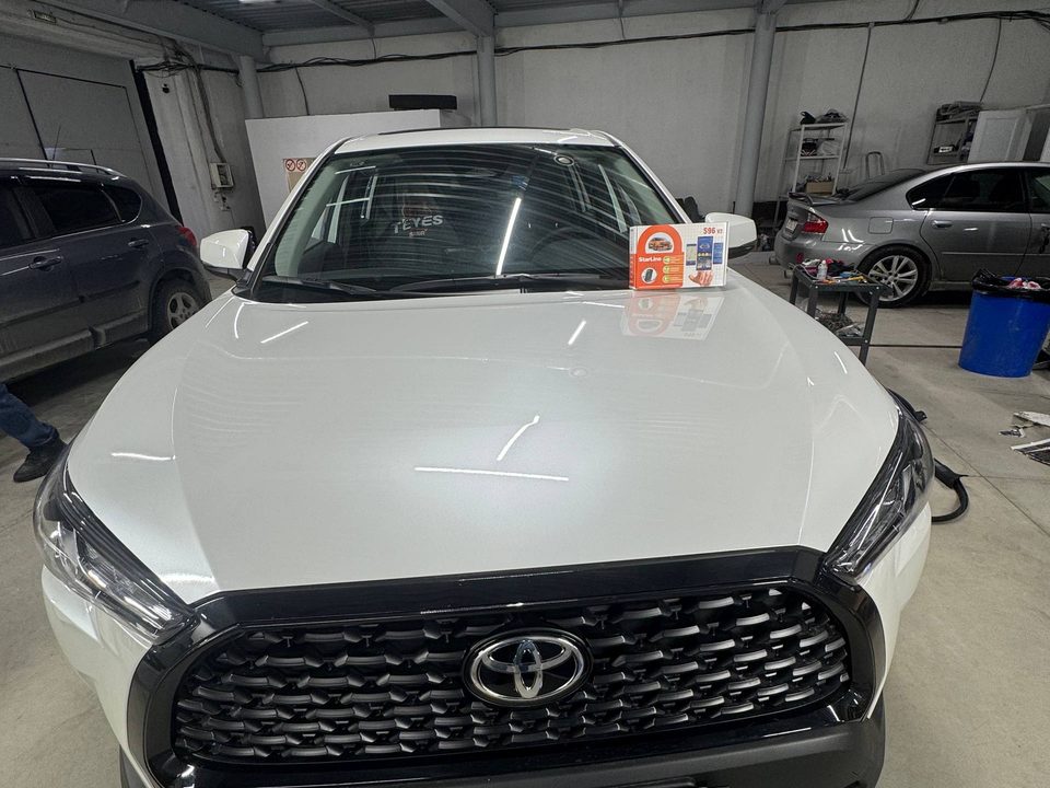 Toyota Corolla Cross с комплектом StarLine S96 V2 на капоте