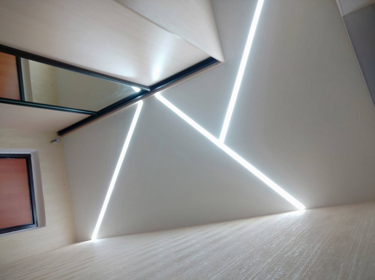 световые линии на потолке в коридоре