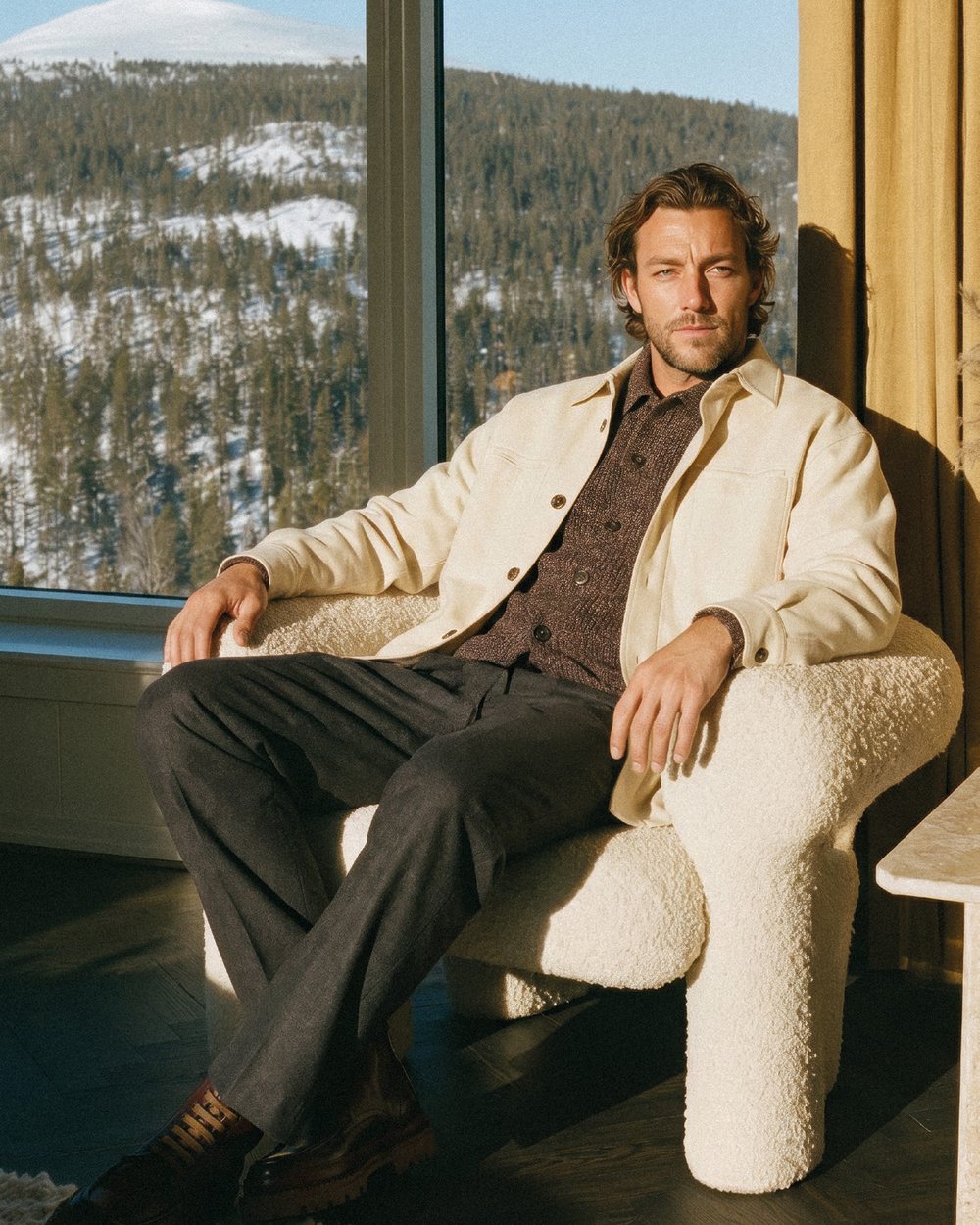 Outfit Italy Autunno-Inverno 2026-27: giacca imbottita color panna e pantaloni scuri