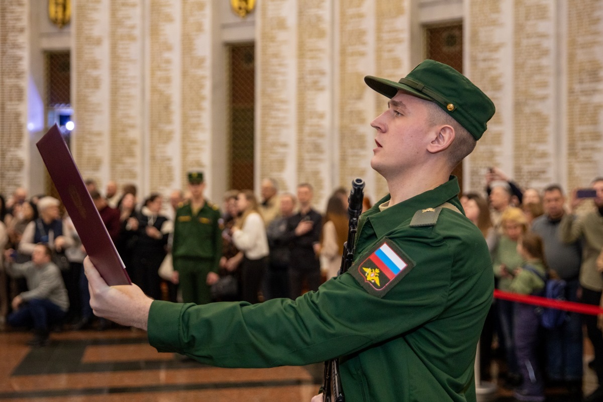 Торжественная присяга солдатами Преображенского полка в Зале Славы Музея Победы