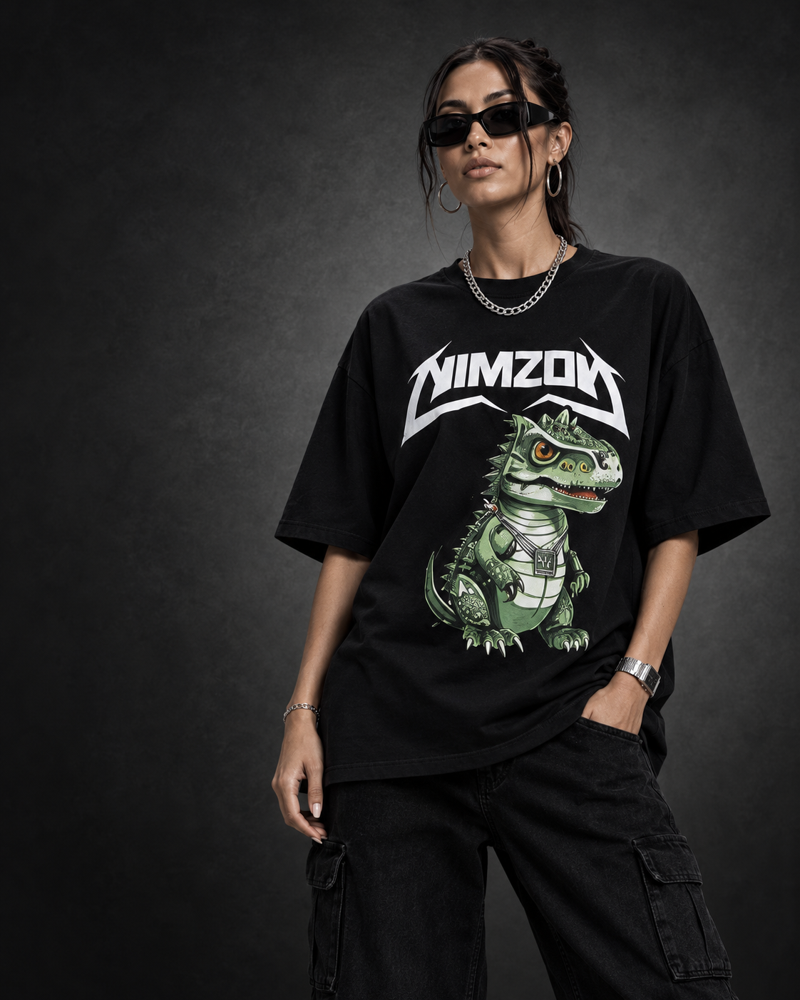 Лимитированная коллекция NIMZON — модель в чёрной футболке с ящером