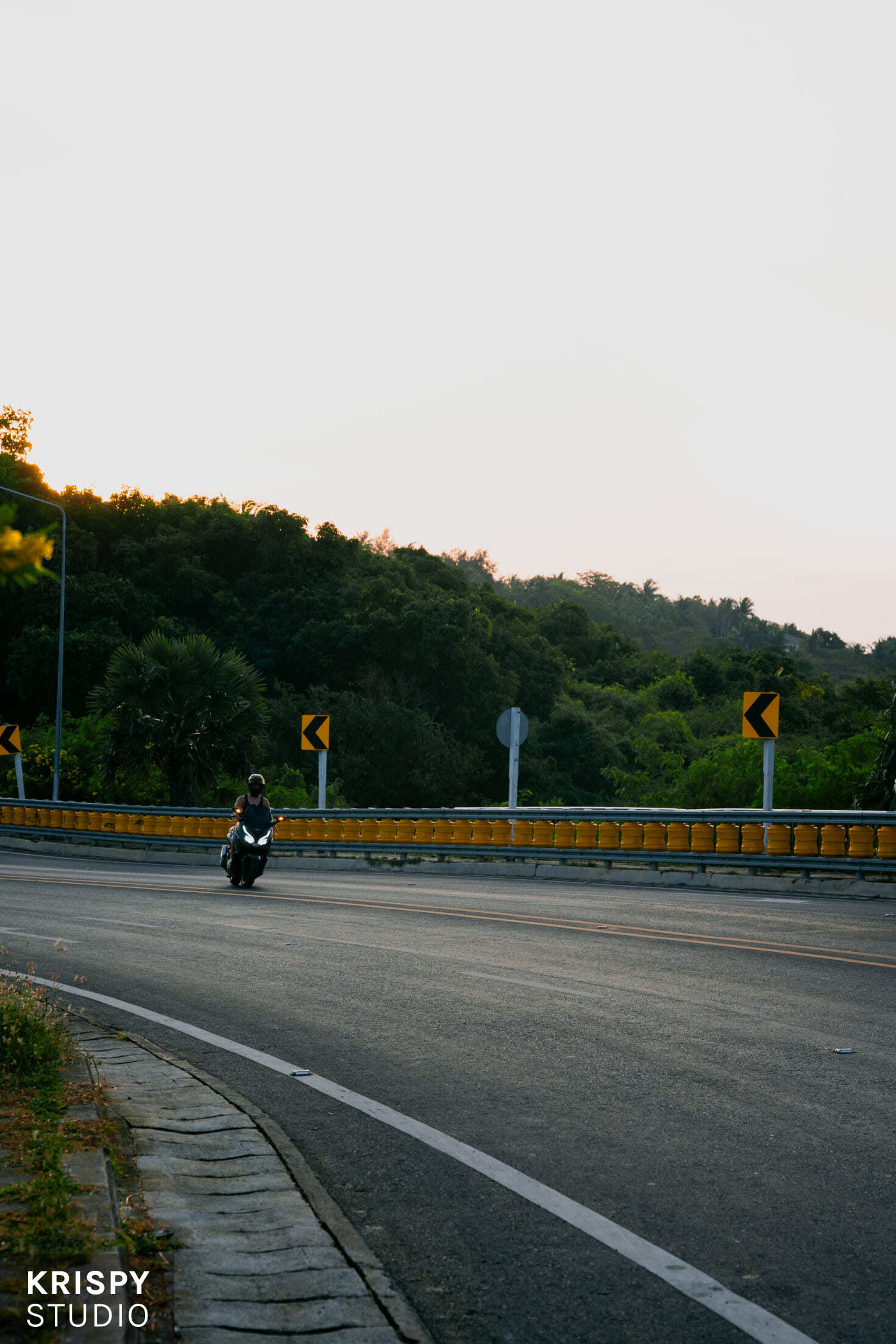 Мужская фотосессия на байке на фоне заката