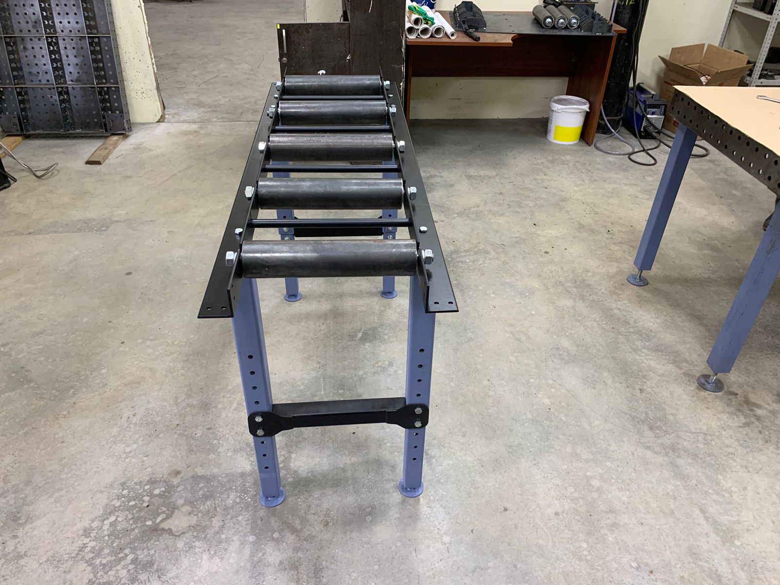 Прямой неприводной рольганг – это инновационное решение в области промышленных транспортных систем, которое позволяет эффективно перемещать грузы без необходимости использования привода.