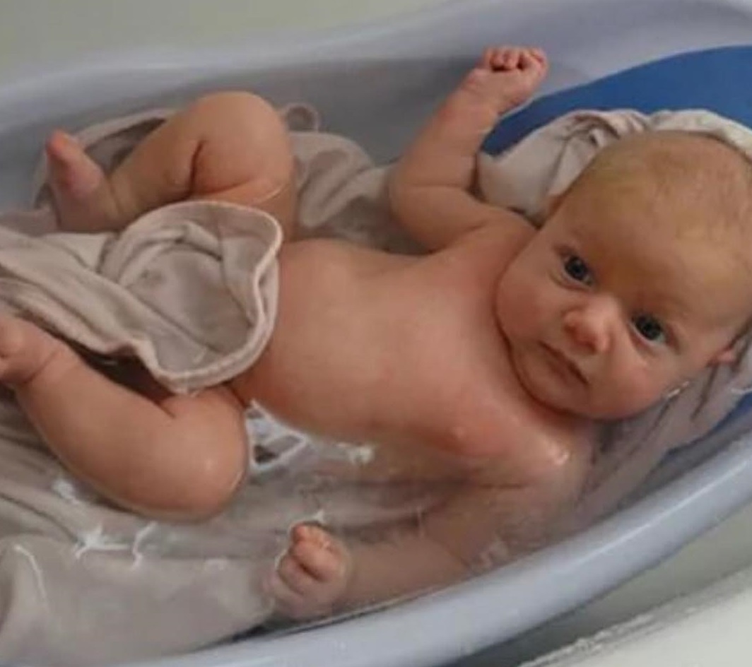 Как правильно держать ребенка при купании в раковине