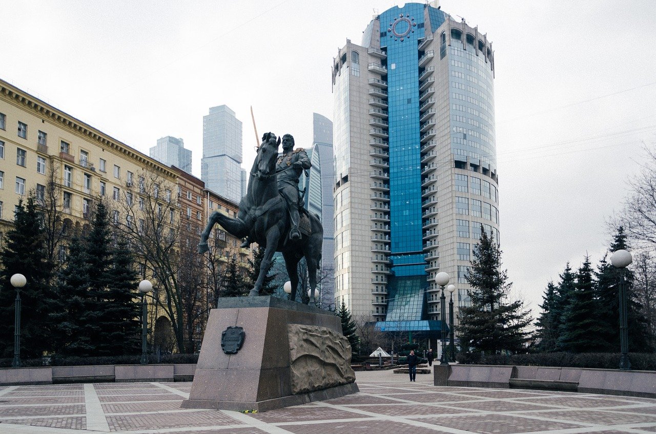 Современные памятники москвы. Памятник Багратиону в Москве. Памятник Петру Багратиону. Памятник Багратиону в Москве на Кутузовском. Памятник Петру Ивановичу Багратиону в Москве.